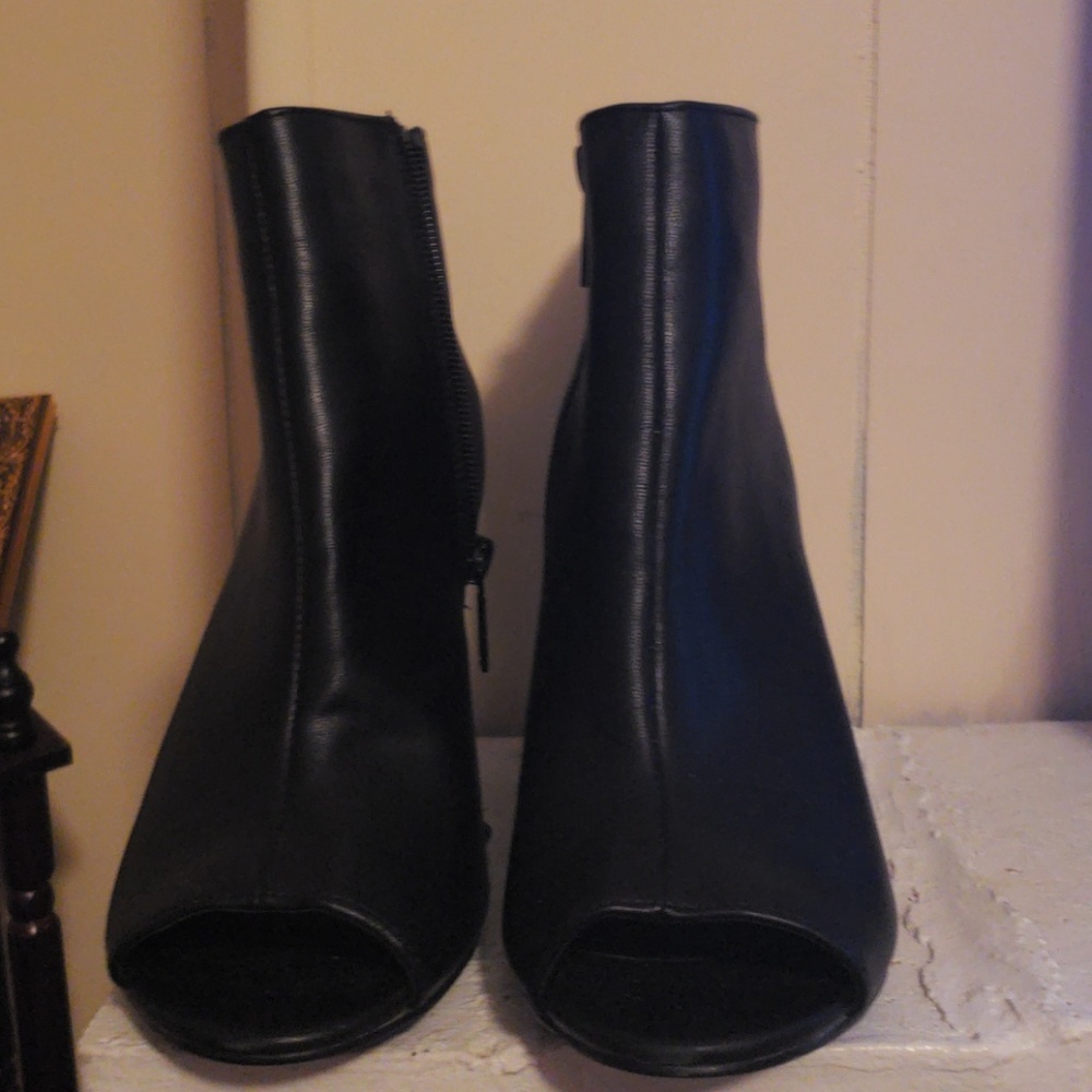 Black ankle boot peep toe